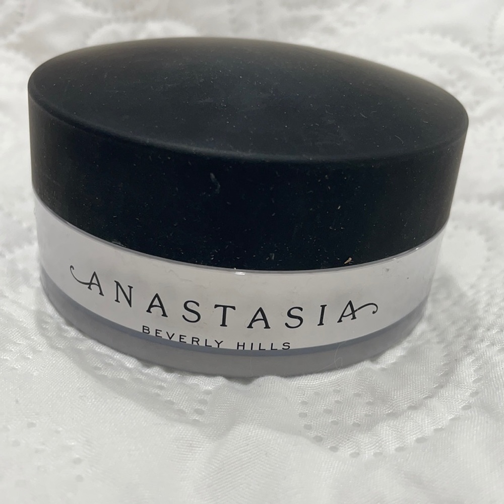 New Anastasia Beverly Hills loose setting power. Color: translucent